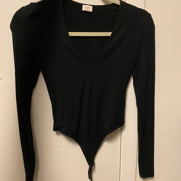 BNWOT aritzia v neck contour bodysuit XXS - Picture 2 of 3